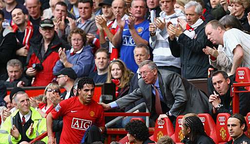 Standing Ovations von den Fans, Abklatschen von Ferguson - ein Sinnbild für Tevez Situation