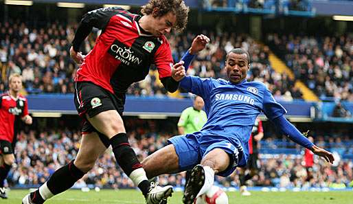 Blackburns Aaron Doran im Zweikampf mit Chelseas Ashley Cole 
