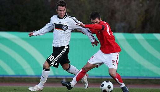 Mario Götze (l.) im Zweikampf mit Österreichs Tobias Kainz