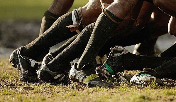 In Italien haben Rugby-Spieler einen Krankenwagen aus dem Dreck gezogen