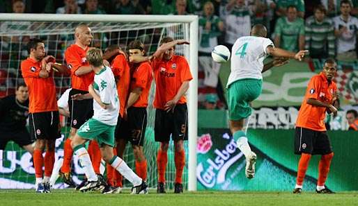 Naldo packt den Hammer aus und erzielt aus 30 Metern den 1:1-Ausgleichstreffer