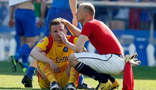 Der Schmerz sitzt tief: Keeper Markus Miller (r.) muss Maik Franz trösten
