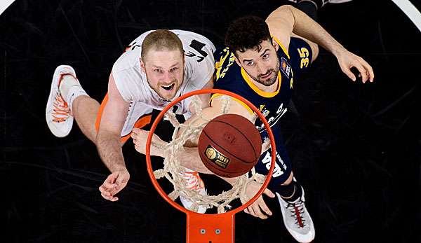 Jannik Freese (r.) verstärkt die EWE Baskets Oldenburg