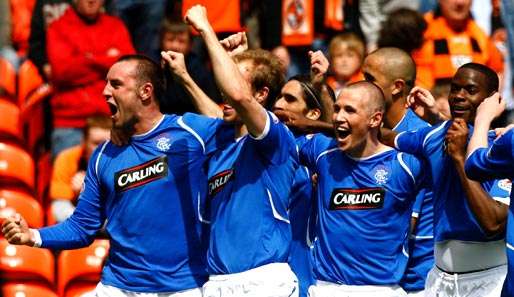 Kris Boyd (l.) feiert mit den Rangers den 52. Meistertitel