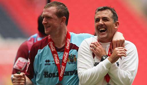 Aufstieg perfekt gemacht: Team-Manager Owen Coyle mit Steven Caldwell