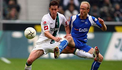 Tim Sebastian (r.) im Zweikampf mit Gladbachs Rob Friend