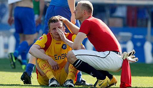 Maik Franz (li.) machte in der Abstiegssaison verletzungsbedingt nur 15 Spiele für den KSC
