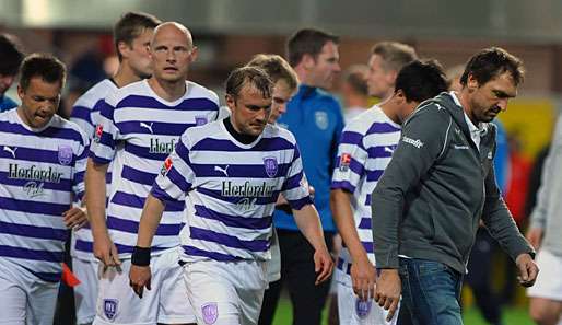 Nach der Niederlage versammelte sich die komplette Mannschaft des VfL am Mittelkreis