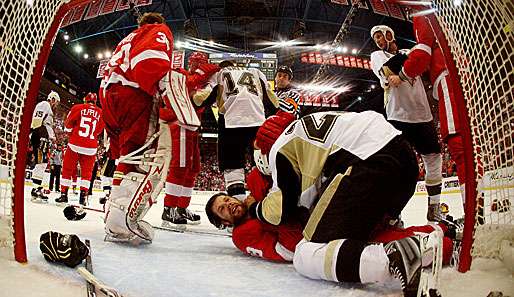 Auch in Spiel 2 der Final-Serie ging es wieder hoch her - dabei landete nicht nur der Puck im Tor