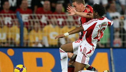 Lukas Podolski wehrt sich mit Händen und Füßen gegen Fares Juma Hasan Alsaadi 
