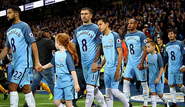 Manchester City lief mit Gündogan-Trikots aufs Feld