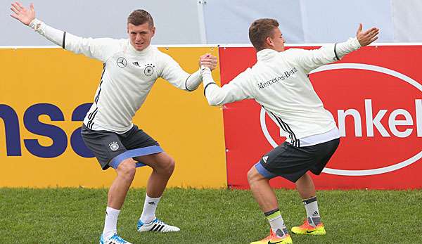 Joshua Kimmich und Toni Kroos sind Kollegen bei der Nationalmannschaft