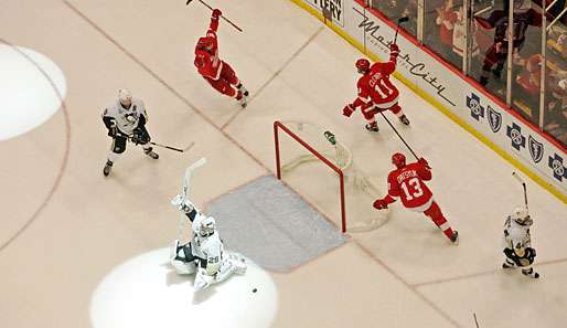 Comebacker Pavel Datsyuk (Nummer 13) bejubelt den 5:0-Endstand durch Henrik Zetterberg