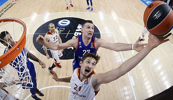Tibor Pleiß rockte gegen Anadolu Efes unter den Körben