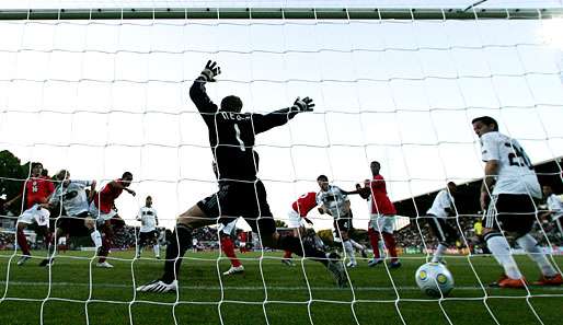 Manuel Neuer (M.) bekam gegen England sein erstes Gegentor des Turniers
