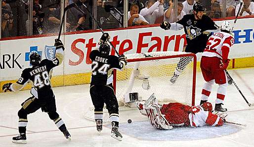 Penguins-Jungstar Jordan Staal (r.) bejubelt sein Tor gegen die Red Wings