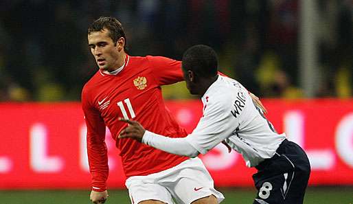 Alexander Kerschakow(l.), hier gegen England, war der Matchwinner in Finnland