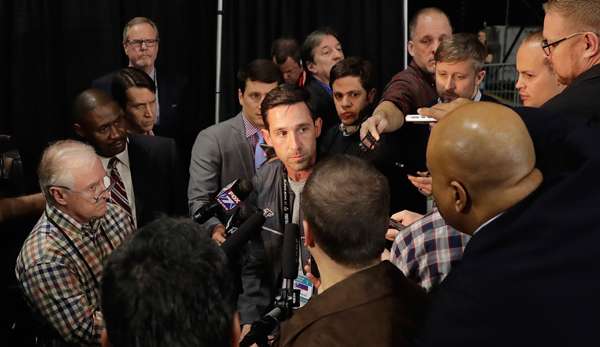 Kyle Shanahan (M.) umringt von Journalisten. Kurz danach war sein Gameplan weg