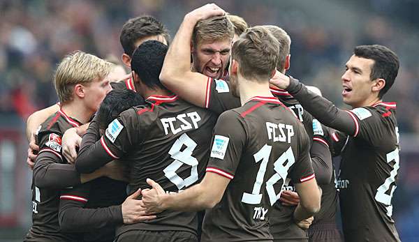 Lasse Sobiech stoß das Tor für Pauli mit seinem 1:0 weit auf