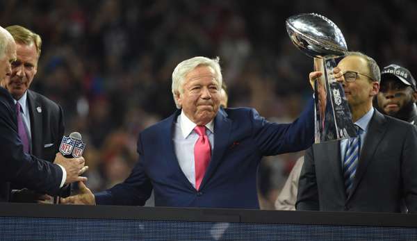 Robert Kraft mit der Vince Lombardi Trophy. Links im Hintergrund ist Commissioner Roger Goodell zu sehen