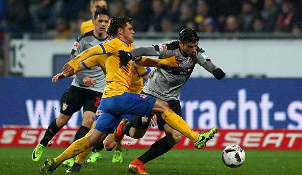 Braunschweigs Boland im Zweikampf gegen Stuttgarts Insua