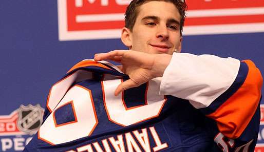 Überglücklich streift sich Nummer-Eins-Pick John Tavares das Trikot der New York Islanders über