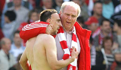 Uli Hoeneß lässt seinen Franzosen Franck Ribery (l.) nicht ziehen