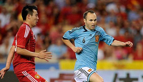 Quin Sheng (li.) im Zweikampf mit Andres Iniesta (re.)