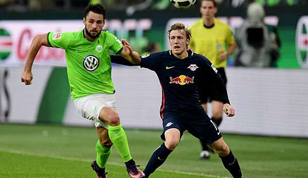 Christian Träsch im Zweikampf mit Emil Forsberg