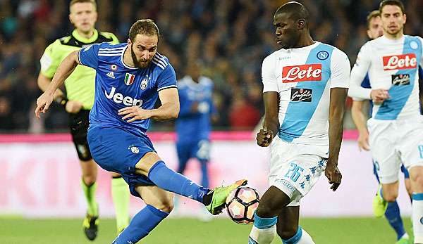 Gonzalo Higuain musste in Neapel ein gellendes Pfeifkonzert erdulden