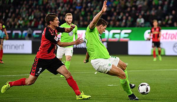 Mario Gomez wird beim Abschluss von seinem Freiburger Gegenspieler gestört