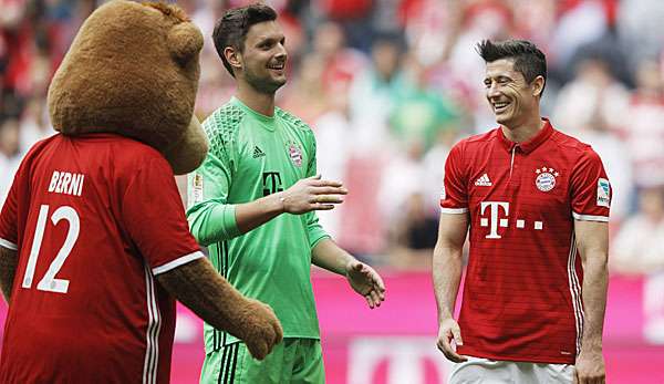 Sven Ulreich feiert mit Robert Lewandowski und Maskottchen