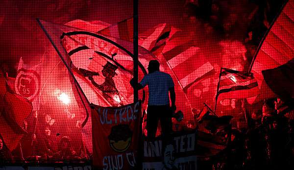 Fortuna Düsseldorf-Fans entzünden Pyrotechnik im Fanblock