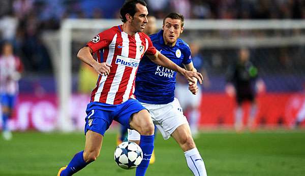 Diego Godin (l.) lobt Gegenspieler Jamie Vardy (r.) von Leicester