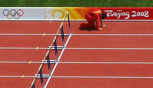 Liu Xiang fasst sich an die Ferse - kurze Zeit später musste der Goldfavorit in Peking aufgeben