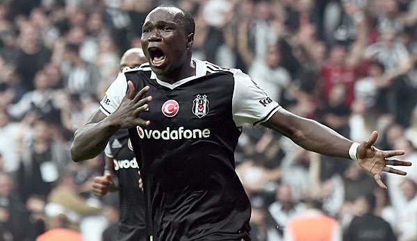 Vincent Aboubakar feiert seinen Treffer im Derby gegen Fenerbahce 