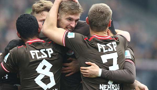 Lasse Sobiech (M.) erzielte den umjubelten 1:1-Ausgleich für den FC St. Pauli