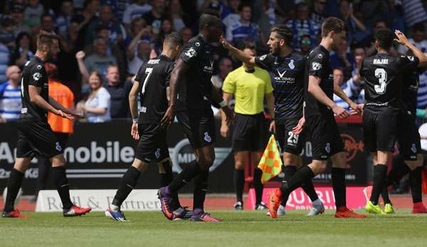 MSV Duisburg feiert zusammen mit Holstein Kiel den Aufstieg in die 2. Liga