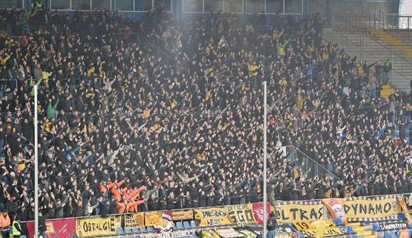 Die Dynamo Fans sorgen beim Auswärtsspiel gegen Karlsruhe für bizarre Szenen