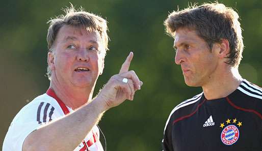 Bayern-Trainer Louis van Gaal erklärt Jörg Butt seine Vorstellungen