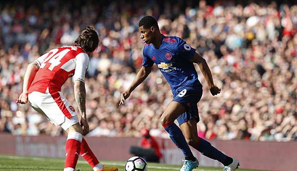 Marcus Rashford (re.) im Zweikampf mit Hector Bellerin (li.)