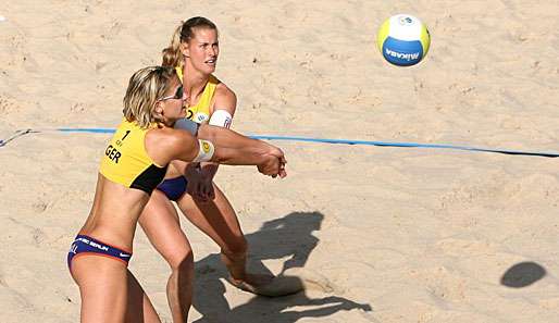 Laura Ludwig (l.) und Sara Goller stehen in Marseille in Runde drei