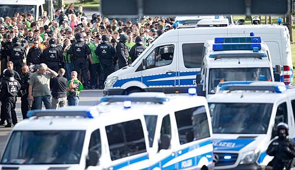 Beim Relegations-Derby kam es zu heftigen Auseinandersetzungen zwischen den Fanlagern 
