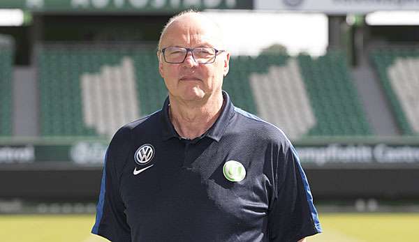Zeugwart Heribert Rüttger soll die Kabine der Wölfe bewachen