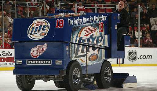 1949 revolutionierte Frank Zamboni die Eisaufbereitung mit der Erfindung der Zamboni-Maschine