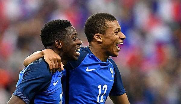 Ousmane Dembele (l.) und Kylian Mbappe lassen ihrer Freude freien Lauf