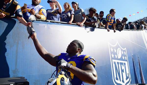 Greg Robinson grüßt die Fans nach einem Sieg über die Seattle Seahawks