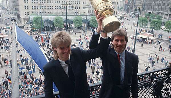 Manfred Kaltz (r.) kann mit seinem HSV nicht mehr viel anfangen
