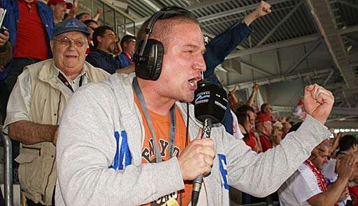 Oliver Bendt in seinem Element. Der Radioreporter ist seit seiner Kindheit Fan der Fortuna