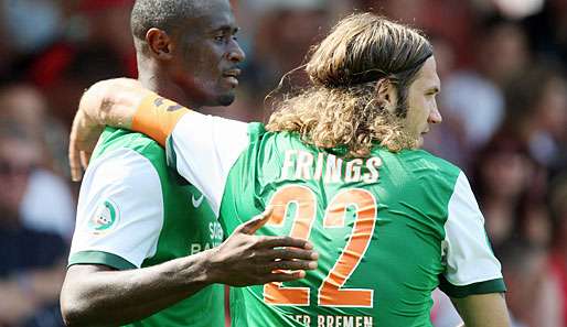 Boubacar Sanogo und Torsten Frings jubeln über die Bremer Führung